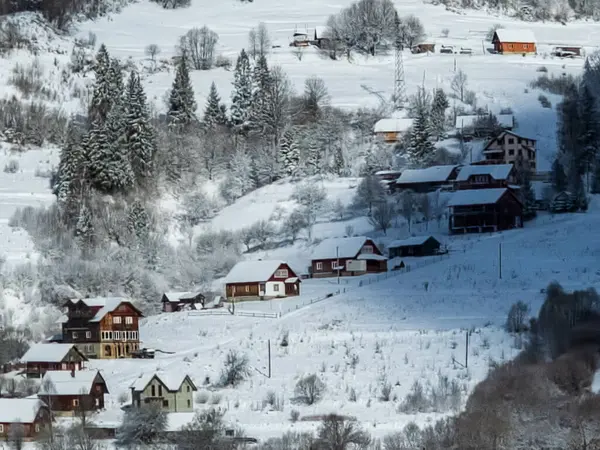 Bir kış günü köy manzarası