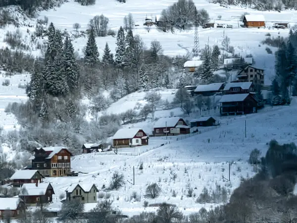 Güzel kış manzarası, kardaki dağlar.