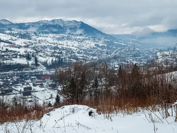 Karla kaplı dağlarla kaplı kış manzarası