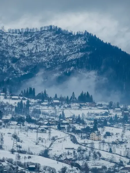 Dağların kış manzarası