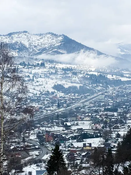 Kış dağ köyü manzarası