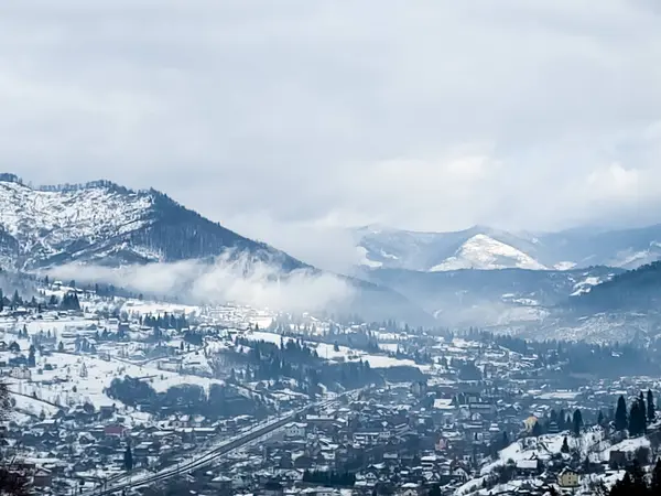 Kışın Karpat Dağları 'nın güzel manzarası