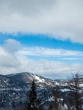 Dağlarda kış manzarası. Kış dağlarında güzel doğa.