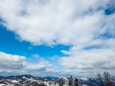 Karlı ve dağlı güzel kış manzarası
