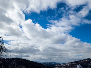 Güzel güneşli bir günde, kış dağı manzarası