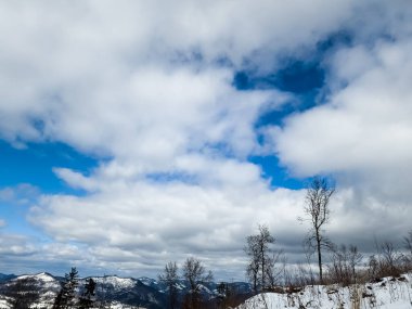 Dağların karlı kış manzarası