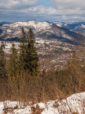 Karla kaplı güzel kış manzarası - tepeler, Karpatlar, Romanya.