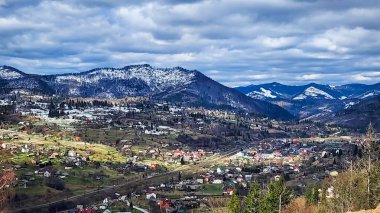 Dağlardaki köyün manzarası