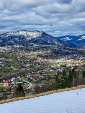 Dağlardaki dağ köyünün güzel manzarası.