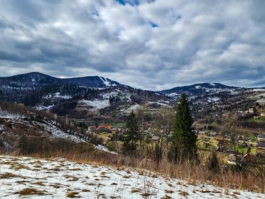 Ukrayna 'daki Karpatlar' da küçük bir dağ köyü.
