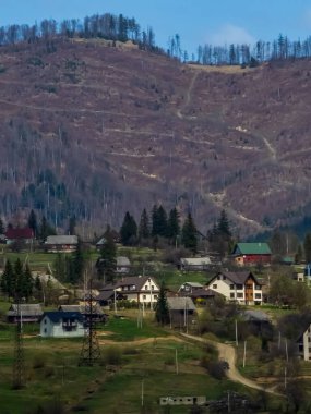Dağlardaki köyün manzarası