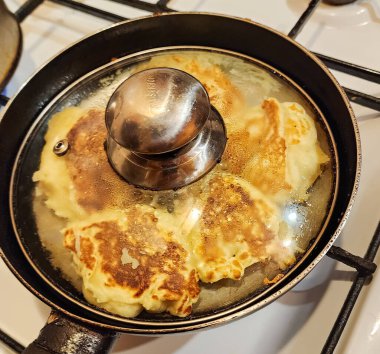 Kızarmış yumurtalı tava.