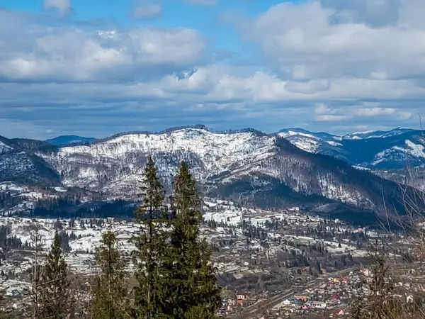 Baharda dağ manzarası.