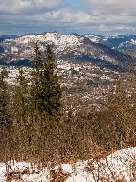 Karla kaplı güzel kış manzarası - tepeler, Karpatlar, Romanya.