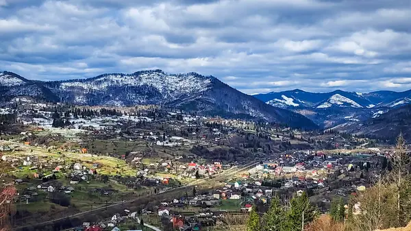 Dağlardaki köyün manzarası