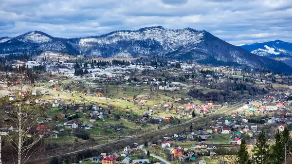 Dağın tepesindeki köyün manzarası