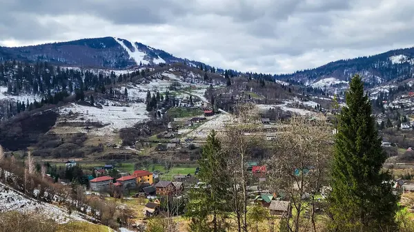 Kışın dağların manzarası.