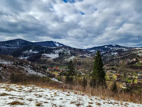 Ukrayna 'daki Karpatlar' da küçük bir dağ köyü.