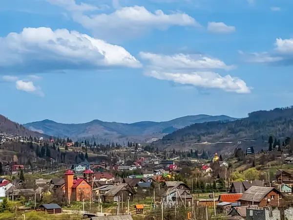 Ukrayna Karpatlarının bir dağ yolunda güzel bir köy.