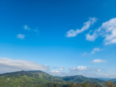 Mavi gökyüzü ve Tayland 'da bulutlarla kaplı dağ manzarası