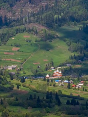 Sabahleyin dağların manzarası