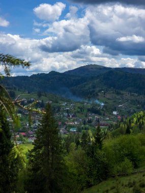 Nehir ve dağ olan güzel bir manzara.