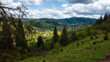 Svaneti köyünün tepesinden manzara. yüksek kaliteli fotoğraf