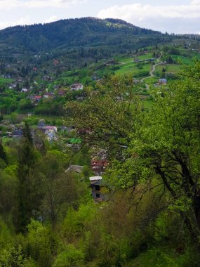 Dağlarla güzel bir manzara.