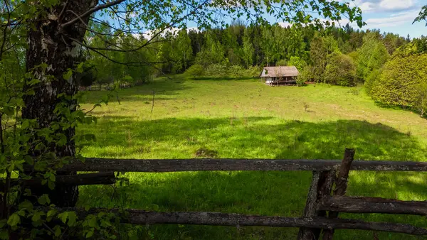 Dağlarda küçük bir köyü olan güzel bir manzara.