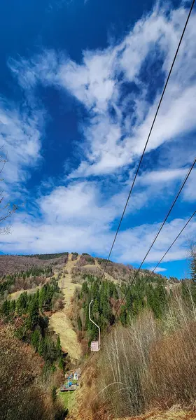 Dağ yolu olan güzel bir manzara