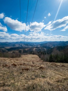 Dağ sırası olan güzel bir manzara.
