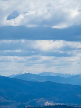 Sonbaharda Karpatların güzel dağları