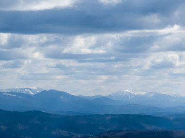 Dağları olan güzel bir manzara.