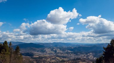 Güzel bir dağ manzarası.