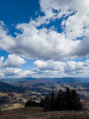 Dağlarda güzel bir manzara. Arkasında bulutlar var.
