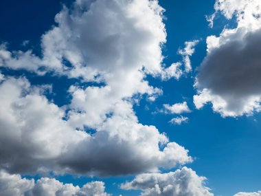 Gökyüzündeki bulutlar.