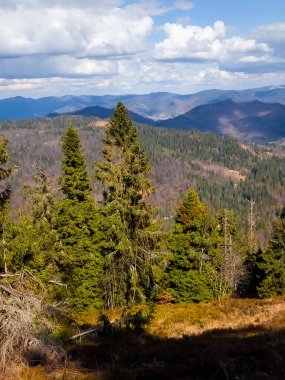 Dağlarla güzel bir manzara.