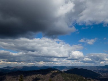 Dağlı güzel bir manzara.