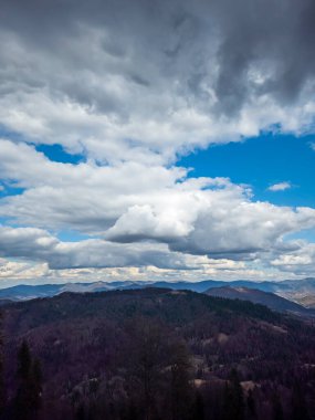 Bulutlu güzel dağ manzarası