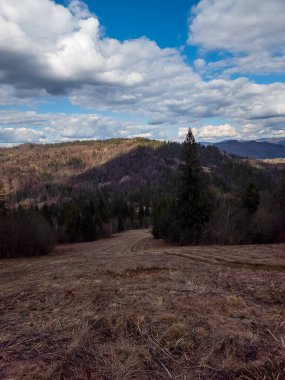 Dağlardaki tepelerin güzel manzarası