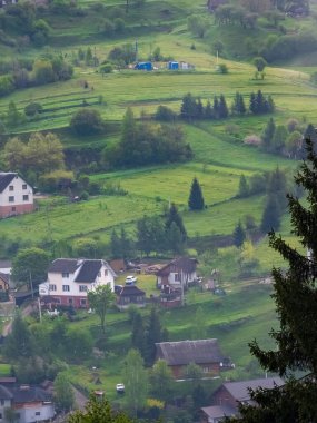 Dağlarda bir dağ köyü olan güzel bir manzara