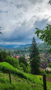 Dağlarda küçük bir köyü olan güzel bir manzara.