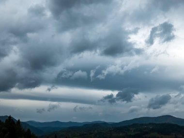 Tepelerin üzerinde mavi gökyüzünde bulutlar
