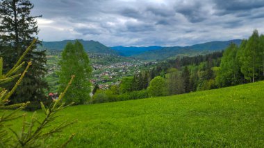 Dağları ve mavi gökyüzü olan güzel bir manzara.