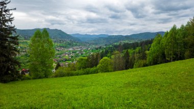 Dağlarda güzel yeşil bir vadi