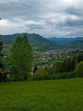 Ukrayna Karpatının köyüne bakın..