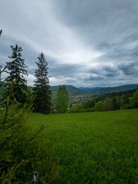 Dağ sırası olan güzel bir manzara.