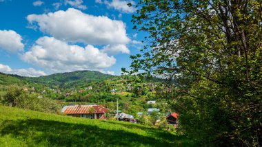 dağlarda kırsal köy