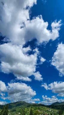 Dağlarda sıradağları olan güzel bir manzara.