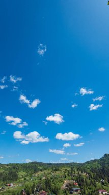 yeşil çayır ve mavi gökyüzü beyaz bulutlu